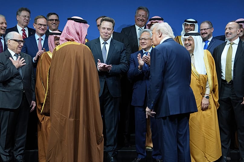 الرئيس الأمريكي دونالد ترامب وولي العهد السعودي الأمير محمد بن سلمان خلال منتدى الاستثمار السعودي في واشنطن، في 19 نوفمبر 2025.