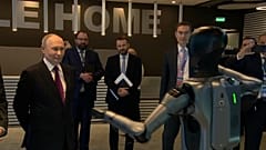 Robot tarafından karşılandıktan sonra Putin, yapay zeka ve yeni nükleer reaktörlerin inşası üzerine konuştu.
