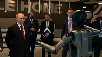 Putin habla de la IA y de la construcción de nuevos reactores nucleares, tras ser recibido por un robot