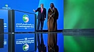الرئيس دونالد ترامب يصعد على خشبة المسرح خلال منتدى الاستثمار السعودي مع ولي العهد السعودي الأمير محمد بن سلمان في مركز كينيدي