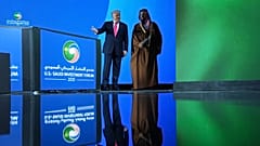 الرئيس دونالد ترامب يصعد على خشبة المسرح خلال منتدى الاستثمار السعودي مع ولي العهد السعودي الأمير محمد بن سلمان في مركز كينيدي