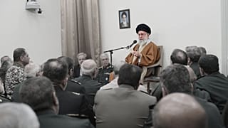 علی خامنه‌ای، رهبر جمهوری اسلامی ایران در جمع فرماندهان سپاه در جلسه‌ای پیش از جنگ ۱۲ روزه