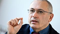 Archive : Mikhaïl Khodorkovski s'exprime lors d'une conférence de presse organisée par le Centre for Liberal Modernity à Berlin, en Allemagne, le 23 mars 2022.