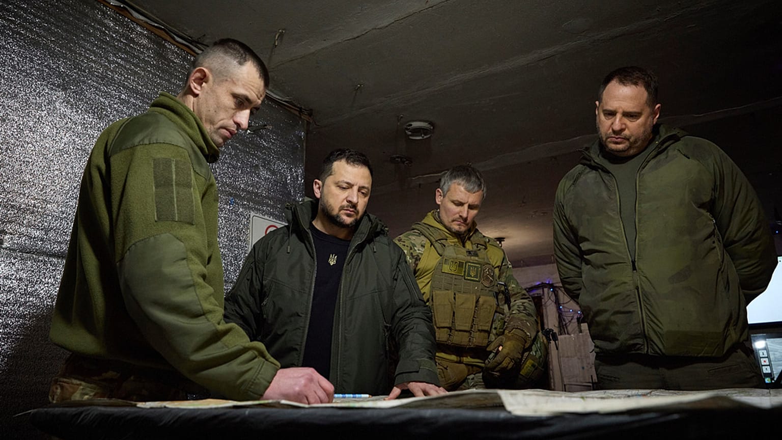  الرئيس الأوكراني فولوديمير زيلينسكي يزور اللواء الآلي 110 في أفدييفكا واطّلع على خريطة سير المعارك برفقة كبار مسؤولي مكتبه.