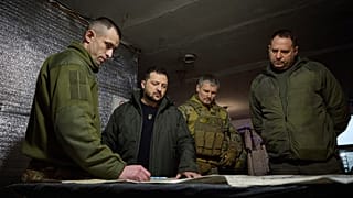  الرئيس الأوكراني فولوديمير زيلينسكي يزور اللواء الآلي 110 في أفدييفكا واطّلع على خريطة سير المعارك برفقة كبار مسؤولي مكتبه.