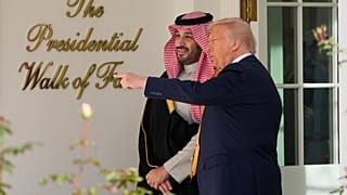 دونالد ترامپ به همراه محمد بن سلمان، ولیعهد عربستان سعودی، در حال قدم زدن در ایوان کاخ سفید، سه‌شنبه ۱۸ نوامبر ۲۰۲۵، واشنگتن