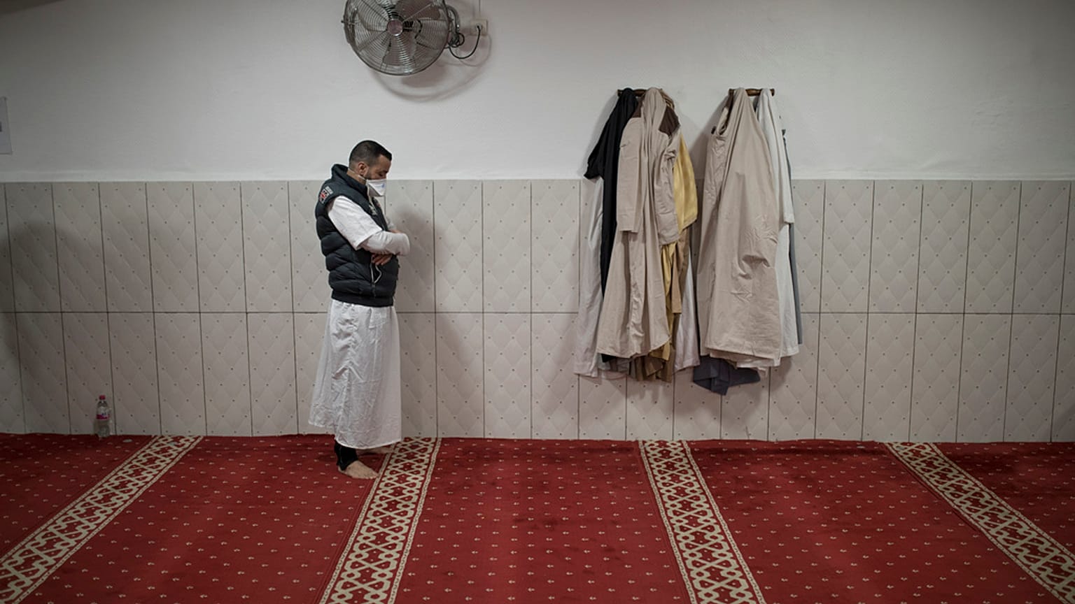 Un homme prie à la mosquée Tahara de Marseille lors d'une émission radiophonique à huis clos de la prière du vendredi destinée aux fidèles confinés chez eux,  le 24 avril 2020