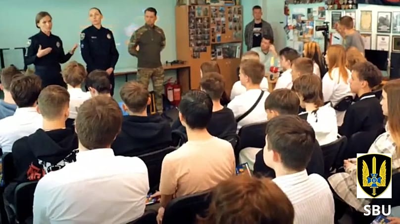 Az SBU tisztjei egy kijevi iskolában tájékoztatják a tinédzsereket a szabotőrré válás veszélyeiről.