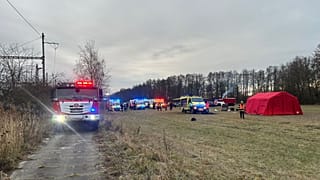 Rettungskräfte vor Ort, nachdem zwei Züge in der Nähe von České Budějovice im Süden der Tschechischen Republik ineinander gefahren sind. 20. November 2025.