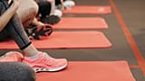 Persone ritratte durante una lezione di fitness.