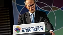 Le chancelier Friedrich Merz (CDU) prononce un discours lors d'un événement organisé par la Fondation allemande pour l'intégration (Deutschlandstiftung Integration) à Berlin, le 19 novembre 2025