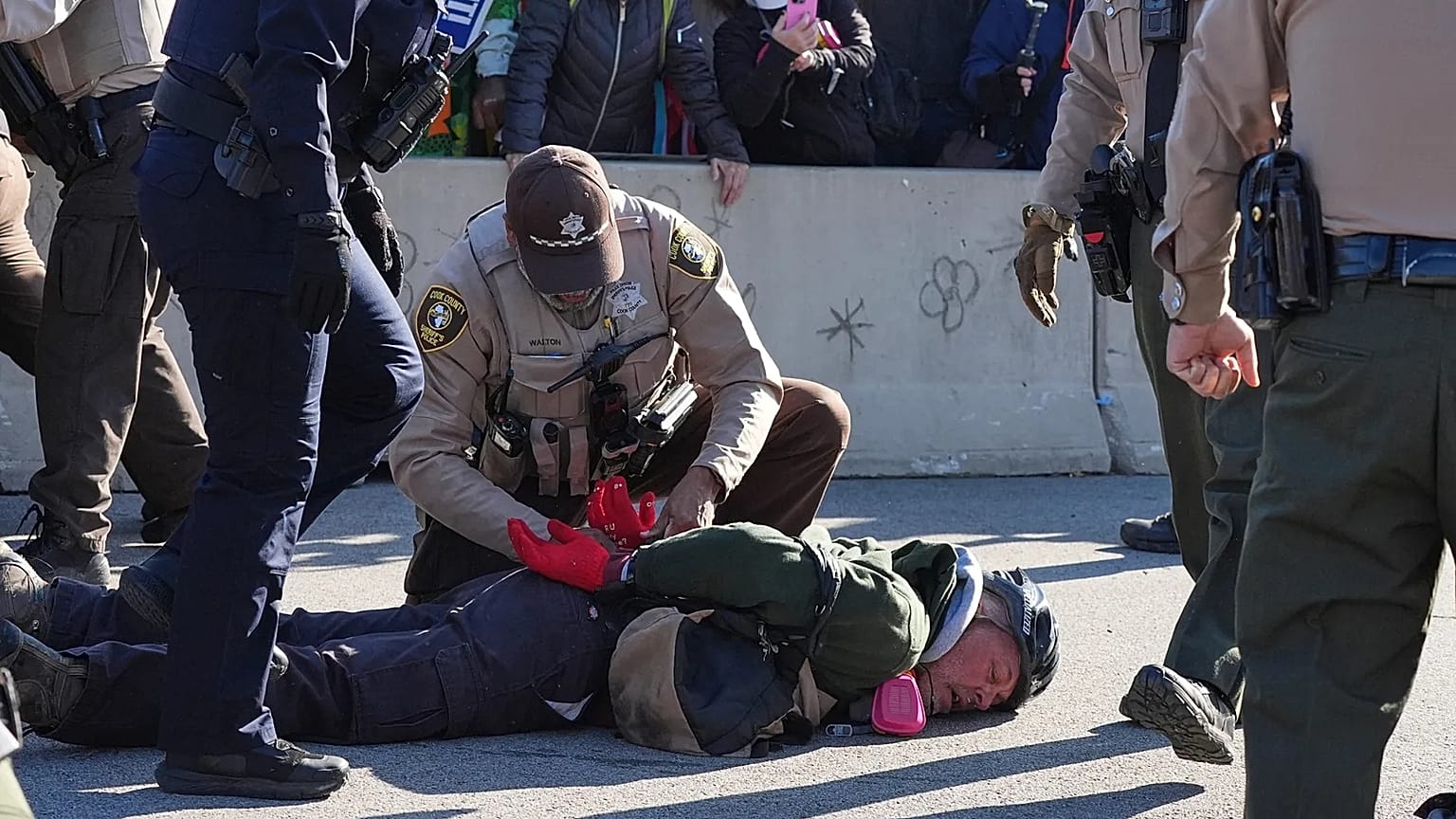 La police de Broadview et celle du comté de Cook arrêtent un manifestant devant un centre de traitement de l'ICE dans la banlieue de Chicago, le vendredi 14 novembre 2025