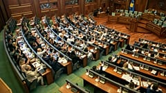 ΑΡΧΕΙΟ: Νομοθέτες του Κοσσυφοπεδίου κατά τη διάρκεια συνεδρίασης του κοινοβουλίου στην Πρίστινα, 7 Ιουλίου 2021.