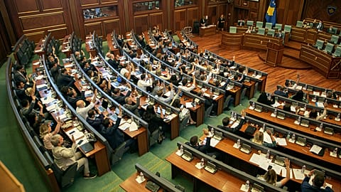 ΑΡΧΕΙΟ: Νομοθέτες του Κοσσυφοπεδίου κατά τη διάρκεια συνεδρίασης του κοινοβουλίου στην Πρίστινα, 7 Ιουλίου 2021.