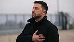 Ο Ουκρανός πρόεδρος Volodymyr Zelenskyy ακούει τον εθνικό του ύμνο καθώς φτάνει στην αεροπορική βάση Villacoublay κοντά στο Παρίσι, Δευτέρα 17 Νοεμβρίου 2025. 