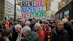 Η συνταξιοδοτική κρίση πλήττει ιδιαίτερα τις γυναίκες: το συνταξιοδοτικό χάσμα μεταξύ των δύο φύλων - η διαφορά στο μέσο συνταξιοδοτικό εισόδημα μεταξύ ανδρών και γυναικών - ανέρχεται σε 24,5%.