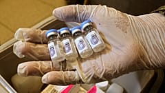 Eine Gesundheitsfachkraft zeigt Ampullen des HPV-Impfstoffs. Ort: Klinik in Karatschi, Pakistan, am 26. September 2025.
