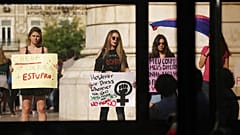 Mulheres seguram cartazes durante uma manifestação para denunciar a violência contra as mulheres em Lisboa