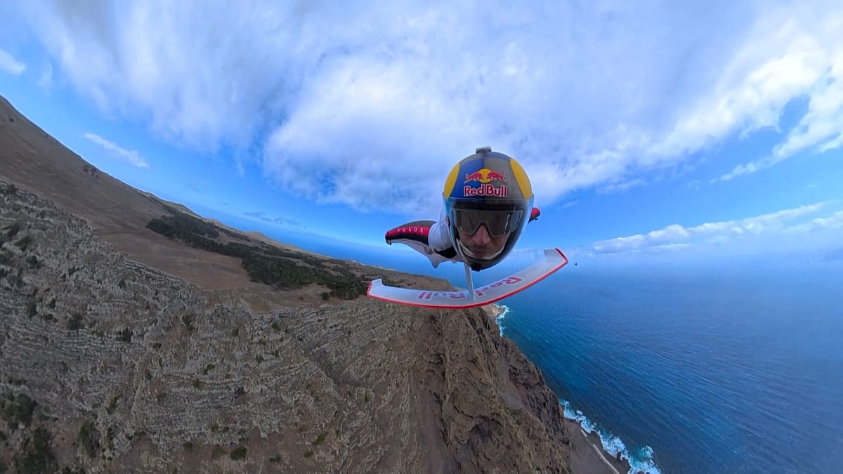 Peter Salzmann réalise un vol en wingsuit historique au-dessus des Canaries, défiant la gravité