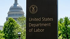 ARCHIVO - La entrada al Departamento de Trabajo se ve cerca del Capitolio en Washington, 7 de mayo de 2020.