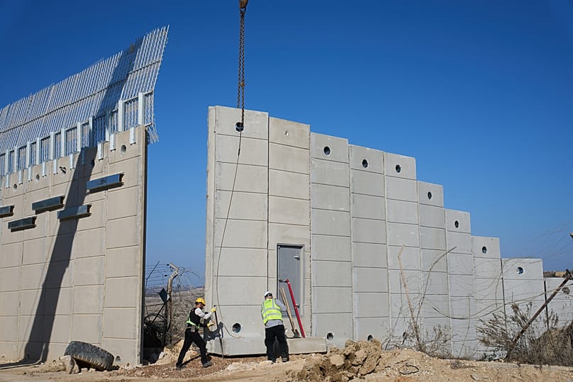 عمّال إسرائيليون يشيّدون جدارًا مع لبنان، الأربعاء 19 تشرين الثاني/نوفمبر 2025.
