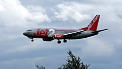 طائرة تابعة لشركة "Jet2.com" تم تحويل مسارها تقترب من الهبوط في مطار نيوكاسل الدولي، إنجلترا، يوم الأحد 16 مايو 2010.