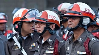 Police gather outside the Dusit Thani Hotel in downtown Bangkok, 7 May, 2009 