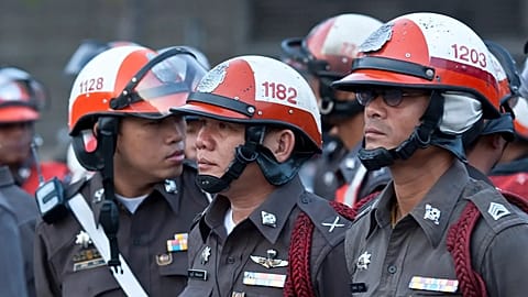 Police gather outside the Dusit Thani Hotel in downtown Bangkok, 7 May, 2009 