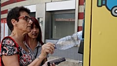 Eine Person gibt in Italien eine Flasche zum Recycling ab. Foto: Gregorio Borgia.