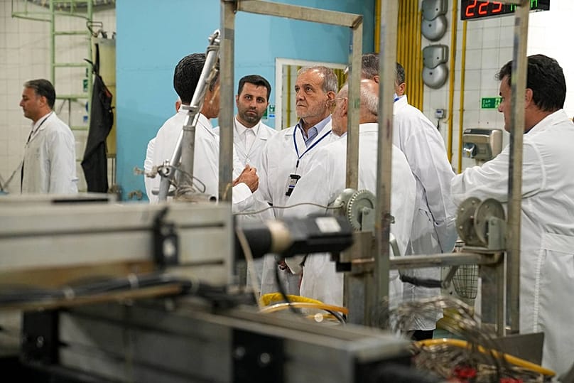 يستمع الرئيس مسعود بزشكيان إلى شرح خلال زيارته لمنظمة الطاقة الذرية في طهران، إيران، للاطلاع على الإنجازات النووية للبلاد