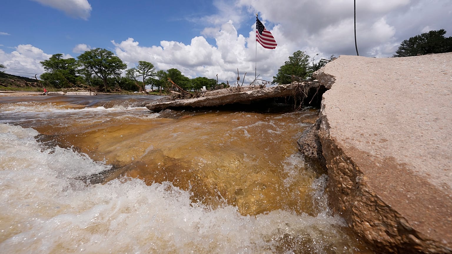 علم أمريكي على جسر مدمر فوق نهر غوادالوبي في أركاديا لوب وطريق بير كريك بعد الفيضانات في كيرفيل، تكساس يوم الأربعاء 9 يوليو 2025