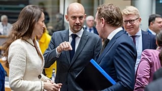 وزير الخارجية الفرنسي جان نويل بارو يتحدث مع وزير الخارجية الهولندي ديفيد فان ويل ووزيرة الخارجية الرومانية أوانا تسويو، مبنى المجلس الأوروبي، الخميس 20 نوفمبر/تشرين الثاني