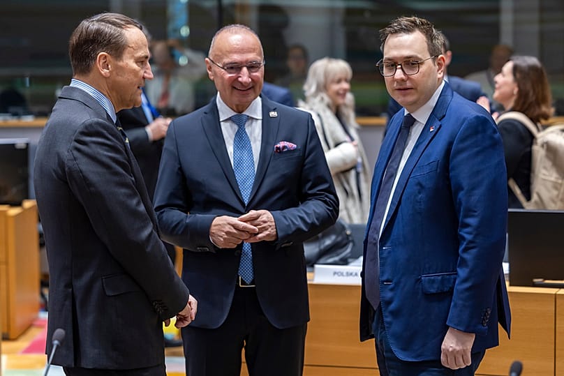 وزير خارجية جمهورية التشيك يتحدث مع وزير خارجية بولندا ووزير خارجية كرواتيا في مبنى المجلس الأوروبي في بروكسل، الخميس 20 نوفمبر/تشرين الثاني 2025.