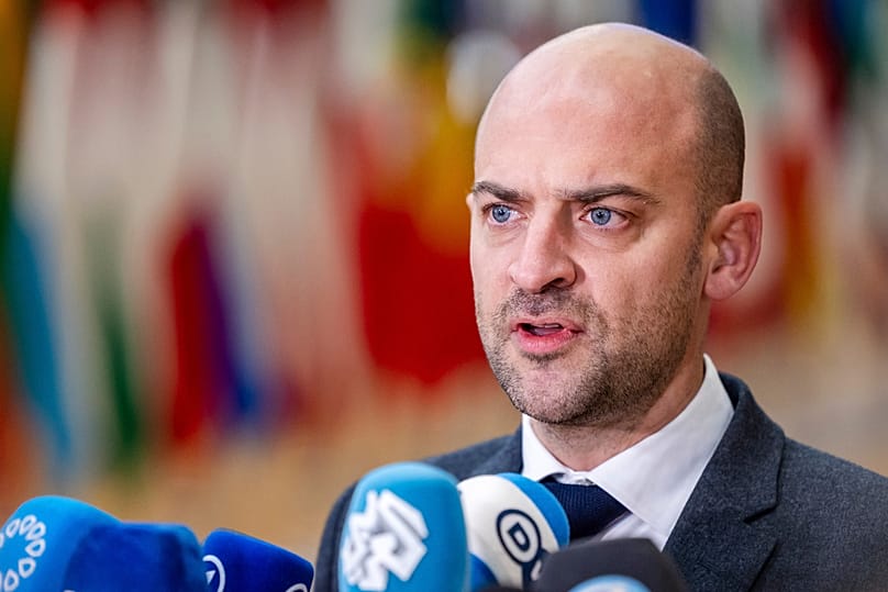  وزير الخارجية الفرنسي جان نويل بارو يتحدث مع وسائل الإعلام لدى وصوله إلى اجتماع الشؤون العامة للاتحاد الأوروبي في بروكسل، الخميس 20 نوفمبر/تشرين الثاني 2025. 