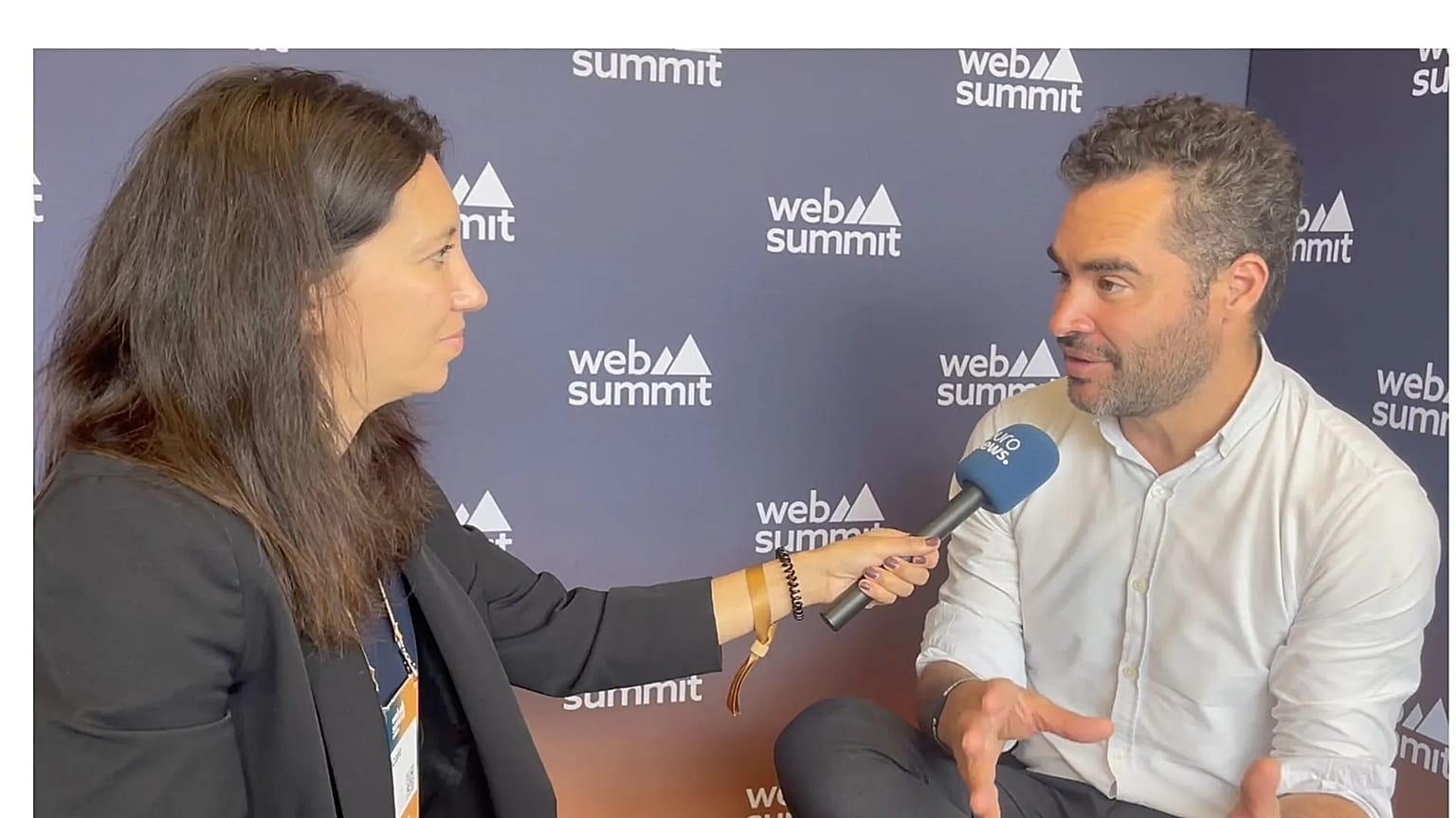 Gautier Cloix, CEO von H Company, gibt Euronews Next beim Web Summit ein Interview
