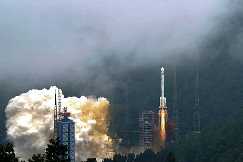 Chinesische Rakete startet und bringt einen Satelliten ins Weltall, Sichuan, China, 23. Juni 2020