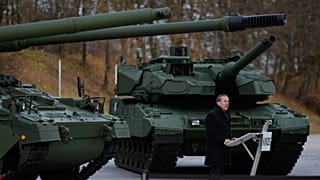 Pistorius am 19. November 2025 bei einer Rollout-Veranstaltung in München vor dem neuen Kampfpanzer Leopard 2A8 und einer neuen Haubitze PzH2000