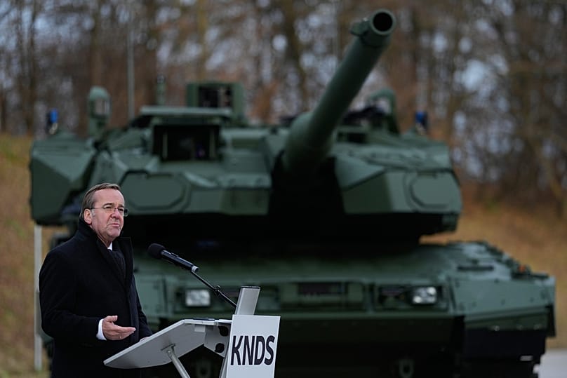 Pistorius spricht am Mittwoch, 19. November 2025, während einer Rollout-Veranstaltung in München vor dem neuen Kampfpanzer Leopard 2A8