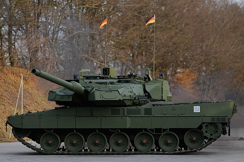 Der neue Kampfpanzer Leopard 2A8 während einer Vorführung in München, Deutschland, am Mittwoch, 19. November 2025