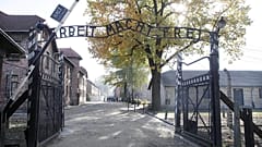 Esta foto de arquivo de 19 de outubro de 2012 mostra a entrada de Auschwitz no antigo complexo de extermínio nazista alemão de Auschwitz-Birkenau, em Oswiecim, Polónia.