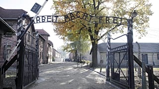 Esta foto de arquivo de 19 de outubro de 2012 mostra a entrada de Auschwitz no antigo complexo de extermínio nazista alemão de Auschwitz-Birkenau, em Oswiecim, Polónia.