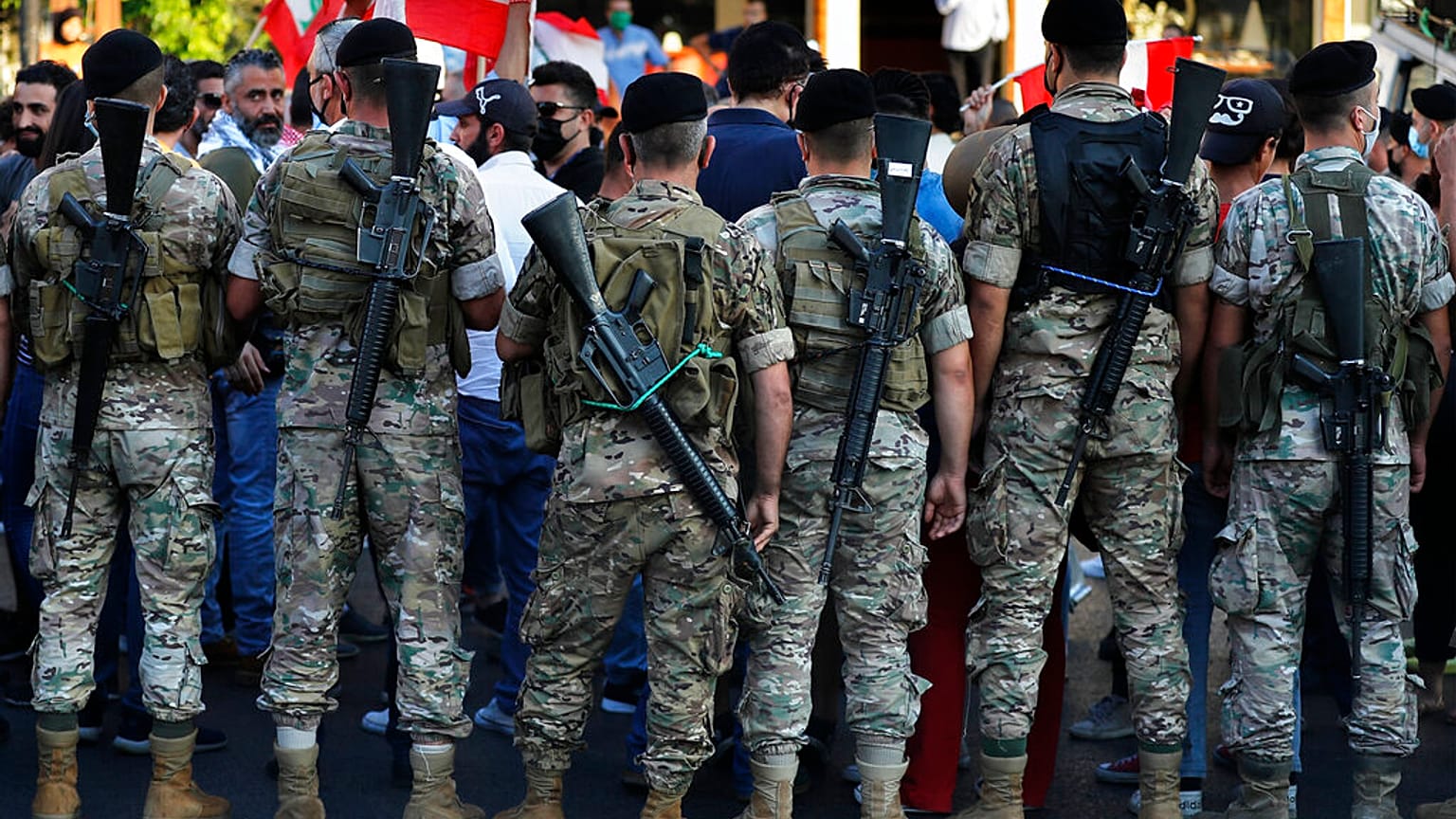جنود من الجيش اللبناني أمام متظاهرين مناهضين للحكومة، شمال بيروت، لبنان، يوم الاثنين 5 أكتوبر/تشرين الأول 2020.