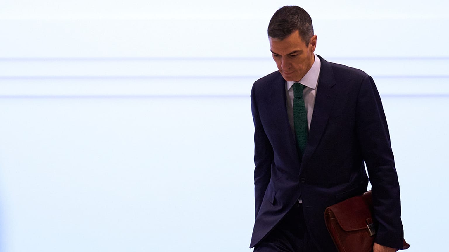 Bir komisyon toplantısı öncesinde İspanya Başbakanı Pedro Sanchez, 30 Ekim 2025