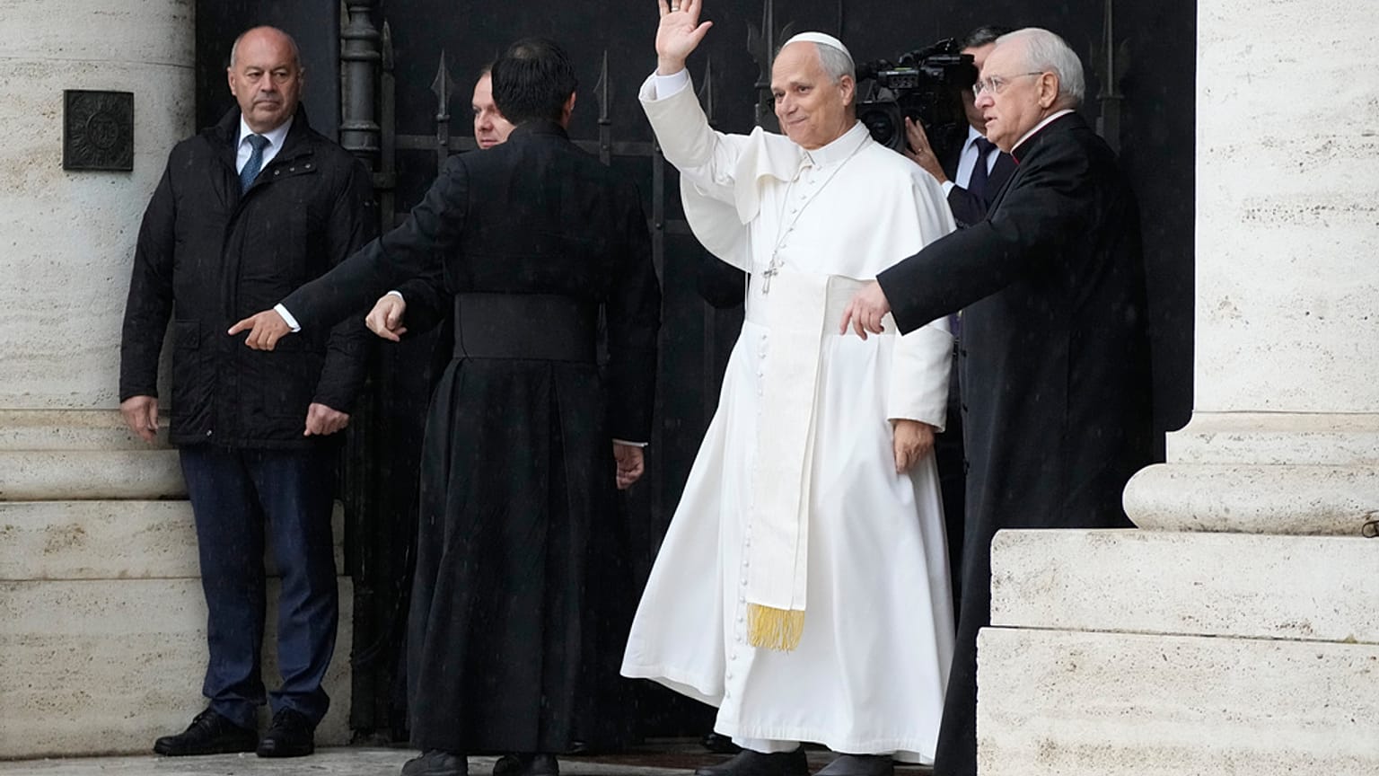 البابا ليون الرابع عشر يلوح بيده لدى وصوله إلى كنيسة سانتا ماريا ديجلي أنجيلي في أسيزي بإيطاليا، الخميس 20 نوفمبر 2025. 