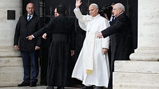 البابا ليون الرابع عشر يلوح بيده لدى وصوله إلى كنيسة سانتا ماريا ديجلي أنجيلي في أسيزي بإيطاليا، الخميس 20 نوفمبر 2025. 