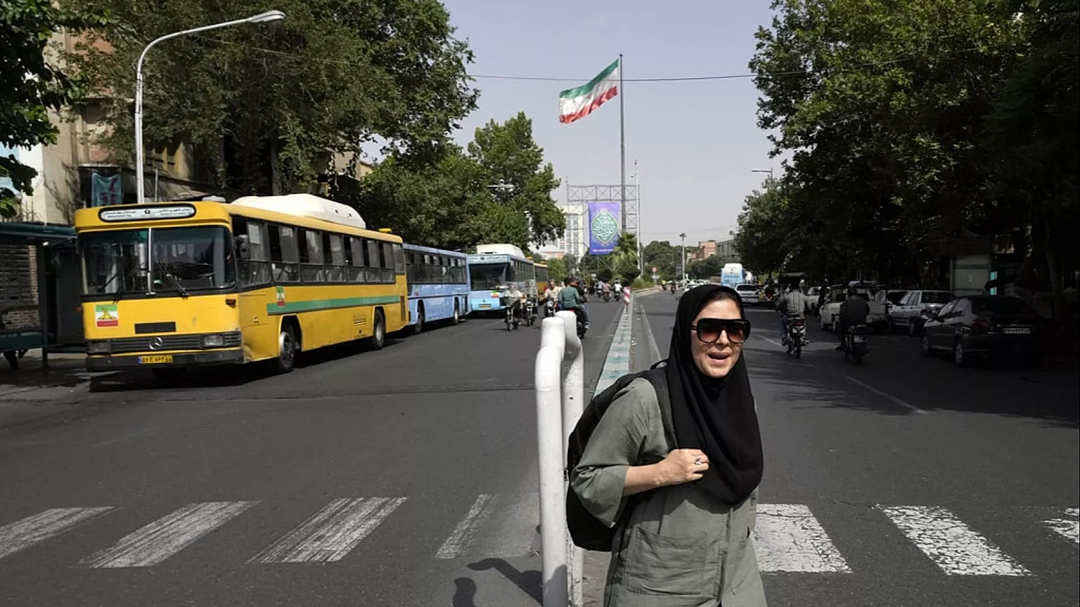 صورة تعبيرية لامرأة تعبر شارعًا في وسط مدينة طهران، إيران، السبت 29 يونيو/حزيران 2024. 
