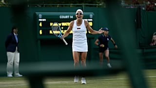 La belga Kirsten Flipkens protesta ante el juez de silla durante su partido de tenis individual femenino contra la británica Heather Watson, el 3 de julio de 2018.