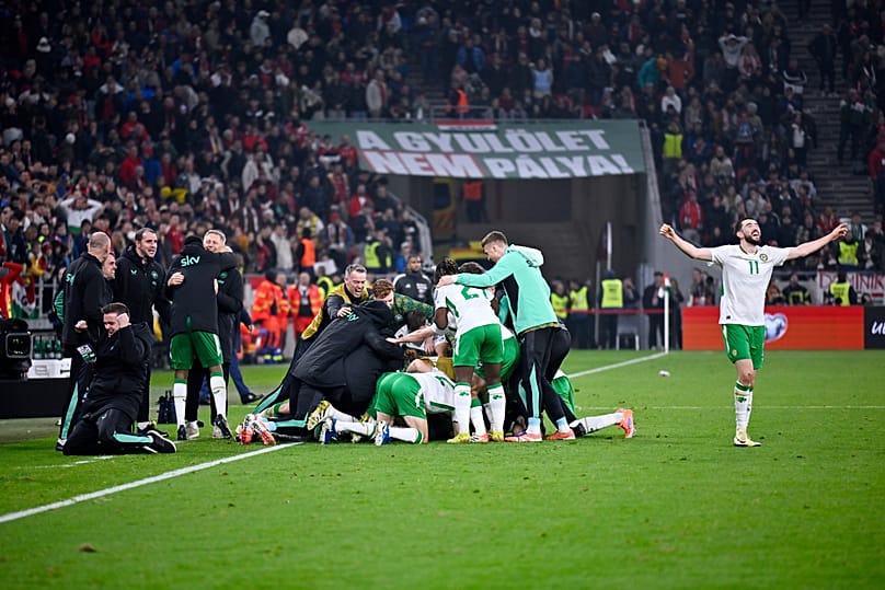 Jogadores da Irlanda festejam depois de Troy Parrott ter marcado o terceiro golo da sua equipa durante o jogo de qualificação do grupo F para o Campeonato do Mundo de 2026