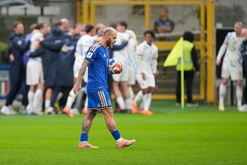 Federico Dimarco, de Itália, reage depois de a Noruega ter marcado o seu quarto golo durante o jogo de qualificação do Grupo I para o Campeonato do Mundo de 2026
