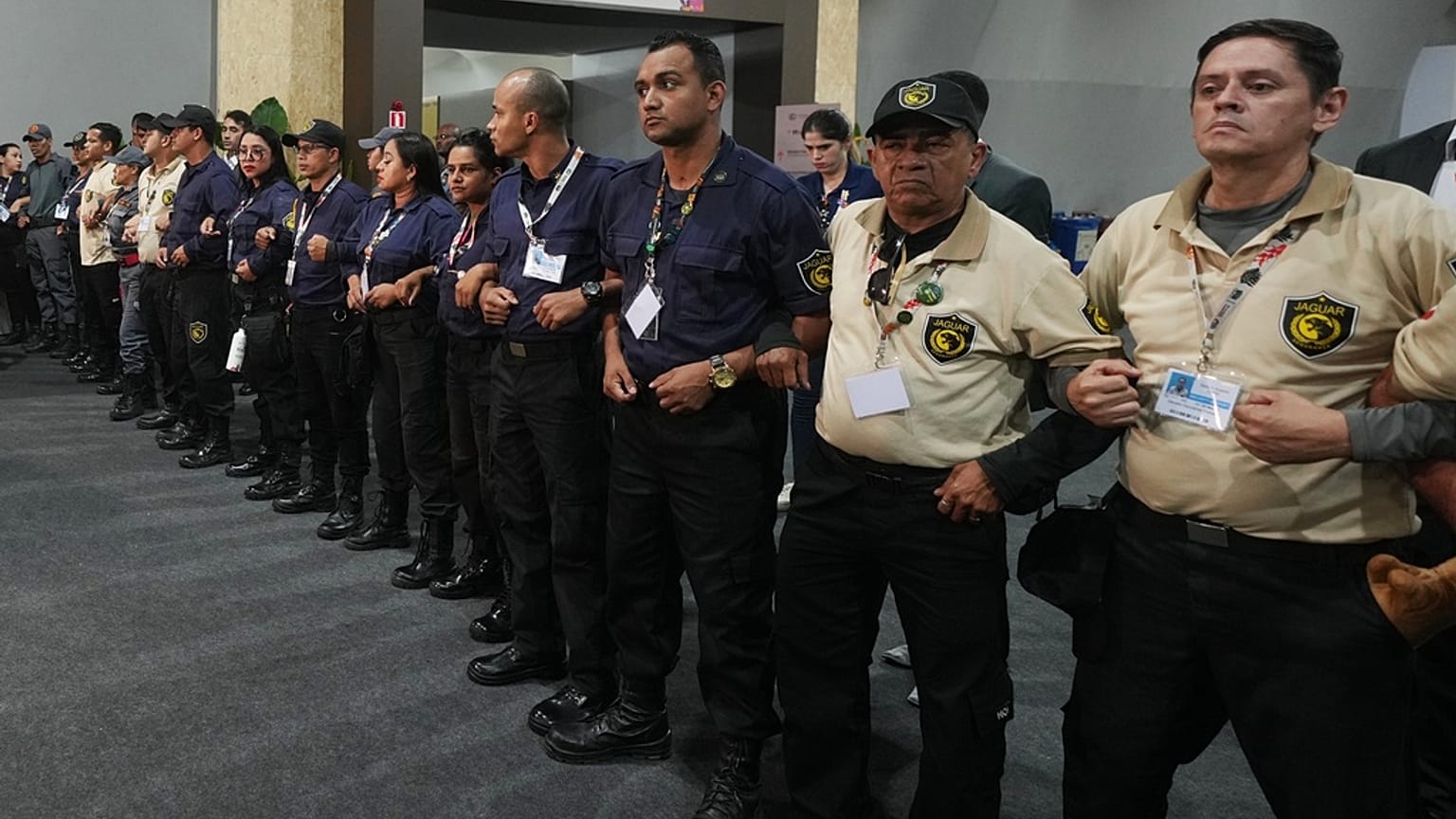 شكل المسؤولون سلسلة لمنع الحضور من المرور بعد أن طُلب منهم مغادرة مكان انعقاد قمة الأمم المتحدة للمناخ (COP30)، الخميس 20 نوفمبر/تشرين الثاني 2025، في بيليم، البرازيل.